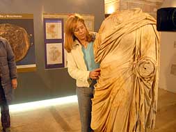 Leonor Flores, consejera de Cultura y Turismo, ante una de las estatuas encontradas. |BRÍGIDO