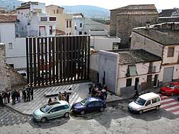 Vista de la estructura que recrea  la muralla desaparecida, junto a la puerta de Coria. / ANDY SOLÉ