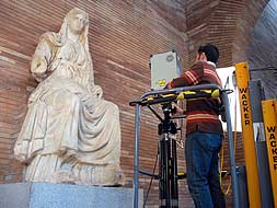 Un miembro del equipo de investigación trabaja con el escáner láser ante una escultura de la diosa Ceres.|BRÍGIDO