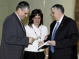 Manuel Díez y María Jesús Milán reciben el premio de manos del vicepresidente de la Diputación Provicinal de Badajoz, Ramón Ropero (derecha). / J.V.ARNELAS