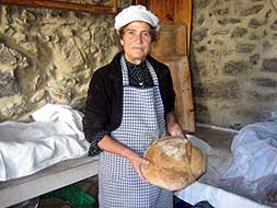 LA PANADERÍA DE TODOS. Caterina muestra un apetitoso pan recién cocido en el horno comunitario de Peña García.|ESPERANZA RUBIO