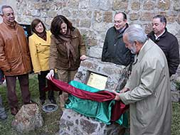 La alcaldesa, Elia Blanco, y el presidente de 'Pedro de Trejo', Valverde, descubren la placa. |ANDY SOLÉ