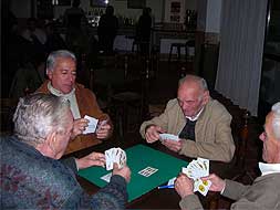 HOGAR DEL MAYOR. Aquí se juega a las cartas en portugués./ RSR