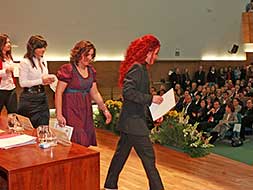 Cuatro alumnas recogen las distinciones por su buen rendimiento académico./ LORENZO CORDERO