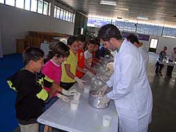 Jóvenes haciendo queso con la participación de las tres denominaciones de origen.|JSP