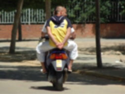 Imagen de un joven en moto por Badajoz.|HOY