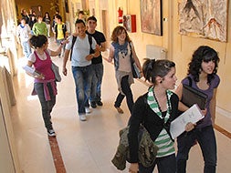La alcadesa, Elia María Blanco,  junto a la directora de la Uned, Consuelo Boticario. Alumnos por los pasillos del centro                     en la jornada de puertas abiertas celebrada por el décimo aniversario. / PALMA
