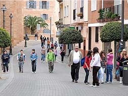 Una excursión de estudiantes visita los monumentos y pasea por las calles de la ciudad./ BRÍGIDO