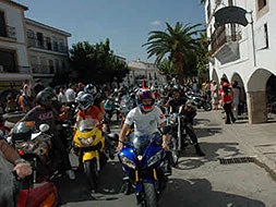 Concentración de aficionados  a las motos en la Plaza Mayor. / HOY