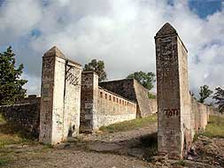 COMPARACIÓN. Daños en Badajoz frente a la reconstrucción que se lleva a cabo en Olivenza. / C. M. Y SILVA