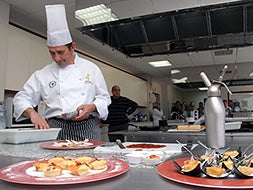 El cocinero Manuel Gil da el último toque a las propuestas de Ctaex.|CASIMIRO MORENO