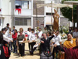 Actuación de Caramanchos, ante la Virgen de la piedad./ R.H.