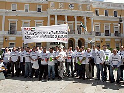 Bomberos municipales protestando ayer frente al Ayuntamiento. / ALFONSO
