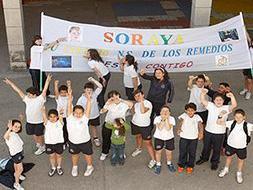 Alumnos Ddel colegio de los Remedios muestran una pancarta en apoyo a su paisana. / LORENZO CORDERO