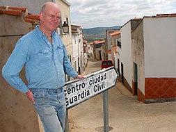 Nigel al final de su calle. Con 44 años decidió dar un cambio radical a su vida. Eligió Salvatierra./ C.M.
