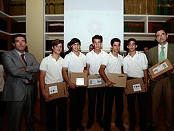 'Los Periodistas' del Colegio Attendis Tomillar de Badajoz, junto a Julián Quirós, director del HOY./ E PIÑERO