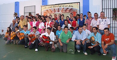 Foto de familia de los participantes en el encuentro de jóvenes flamencos acompañados por los organizadores. /RAÚL HABA