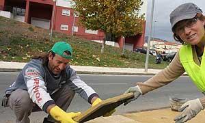 Luis Miguel Sancho y Agustina Montero comparten trabajo en la cuadrilla de la brigada municipal de obras que trabaja estos días en la calle Federico García Lorca./ ANDY SOLÉ