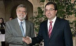 Juan Carlos Rodríguez Ibarra y Guillermo Fernández Vara esta mañana en Presidencia.|EFE
