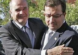 El ministro Manuel Chaves saluda afectuosamente al presidente de la Junta de Extremadura, Guillermo Fernández Vara. / ARMANDO