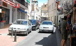 Un coche pasa por la calle Berzocana, una imagen que en poco tiempo podría resultar extraña. ::                         BRÍGIDO