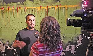 Ismael Alabado ha acudido esta tarde al lugar donde está expuesta su obra. / ARMANDO MÉNDEZ