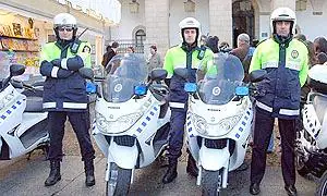 Policías junto a sus motos, a la puerta del Ayuntamiento. :: HOY