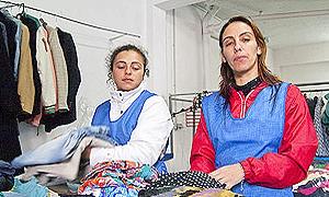 DEL TALLER. Cuatro mujeres se encargan de clasificar y lavar la ropa.|PAKOPÍ