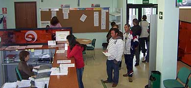 Cola de desempleados en la oficina del Sexpe en DOn Benito.|HOY