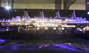 Maqueta del Titanic con las luces encendidas. / J. M. Romero