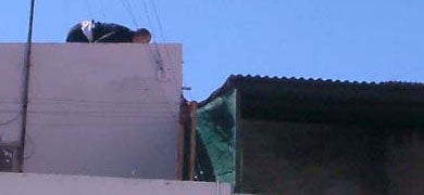 Herido un policía tras caer de un tejado en la redada en San Roque