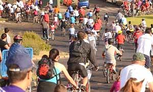 Participantes en el Día de la Bicicleta, desde el Carrefour de la Carretera de Valverde al de Valdepasillas el año pasado | HOY