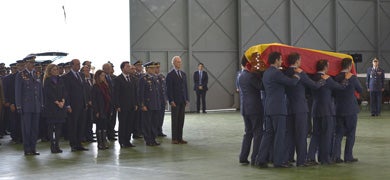 Autoridades militares y civiles, del ámbito local, regional y nacional asisten a la entrada del féretro portado a hombros por pilotos del Ala 23 . ::                                                        FOTOS                             JOSÉ VICENTE ARNELAS