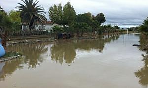 La carretera de Villanueva a Entrerríos permanece cortada un par de horas tras desbordarse un arroyo