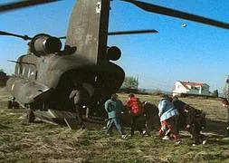 Jóvenes evacuados en helicóptero en el simulacro de Almaraz en 2001. | HOY