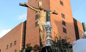 El Cristo de la Veracruz, saliendo de su parroquia. / Brígido