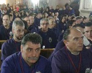 Hermanos de la cofradía Vera Cruz, en el interior de San Mateo.:: LORENZO CORDERO