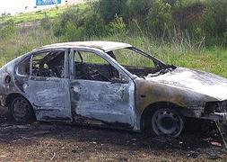 El vehículo que ha ardido esta noche en la Atalaya. | JV Arnelas