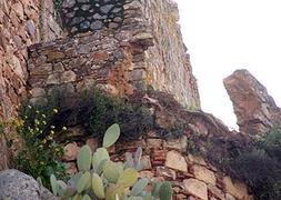 Caen dos grandes lienzos de muralla del castillo de Alburquerque