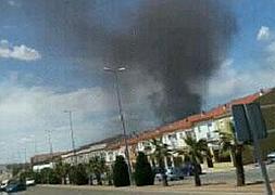 Incendian cuatro contenedores de cartón y vidrio en un solar municipal