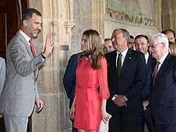 Don Felipe y doña Letizia, al llegar al centro cultural San Francisco. Junto a ellos, Monago, León, García de la Concha, Manzano e Iglesias. ::                             L.C.