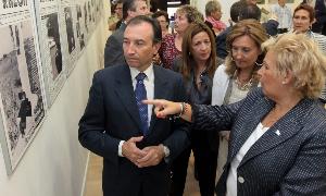 La presidenta de la AVT, Ángeles Pedraza, explica al presidente de la Diputación, Laureano León, la muestra. / LORENZO CORDERO