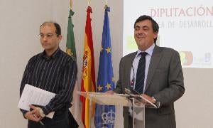 Samuel Fernádez, derecha, junto al técnico de Desarrollo Local Joseba Medel. ARMANDO MÉNDEZ