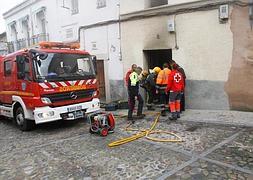 Dos intoxicados leves en el incendio de una vivienda en Cáceres