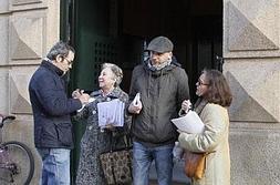 Elviro y Jubete, ayer ante la Subdelegación del Gobierno. ::                             A.M.