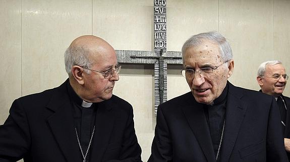 El cardenal arzobispo de Madrid, Antonio María Rouco, onversa con el vicepresidente de la CEE y arzobispo de Valladolid, Ricardo Blázquez