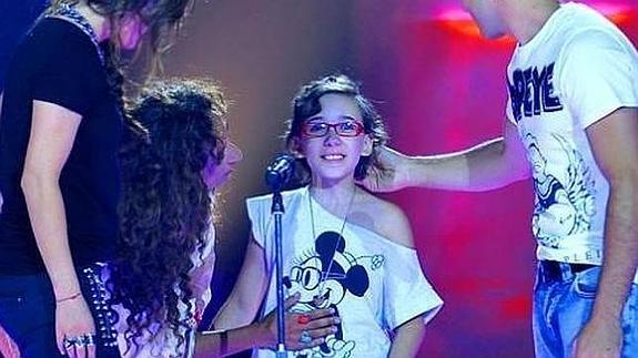 Malú, Rosario y Bisbal, con Iraila, tras su actuación.