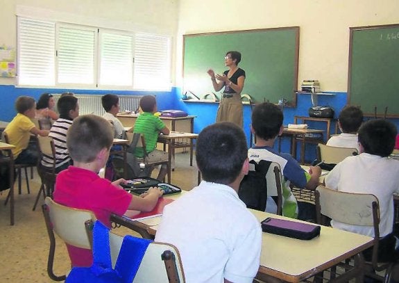 Una profesora imparte clase en un colegio de primaria de la región. 