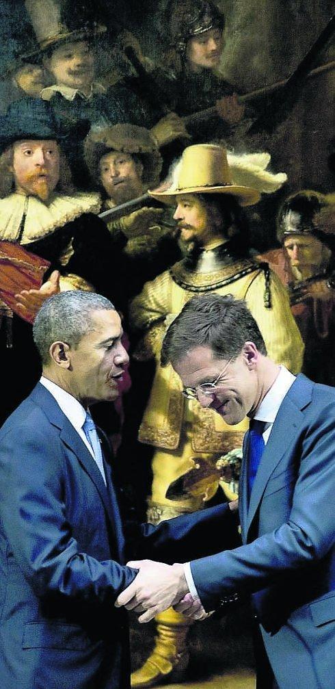 Obama y el primer ministro holandés, Mark Rutte, frente a 'La ronda de noche' de Rembrandt en el Rijksmuseum de Amsterdam. 