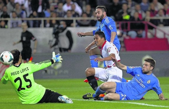 Carlos Bacca supera la salida del portero Diego López, del Real Madrid, para conseguir el primer gol sevillista. 